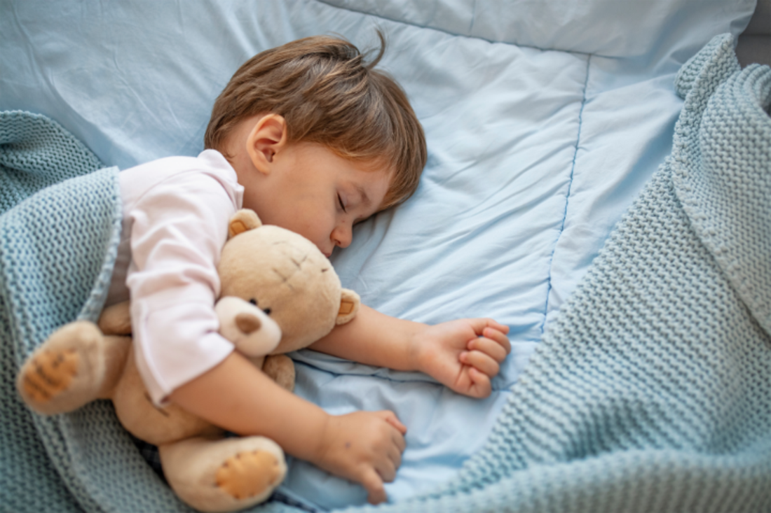 Slapende baby in bedje