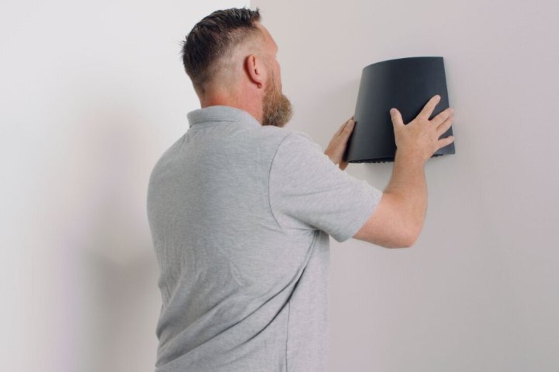 man met muurdoorvoer ventilatie