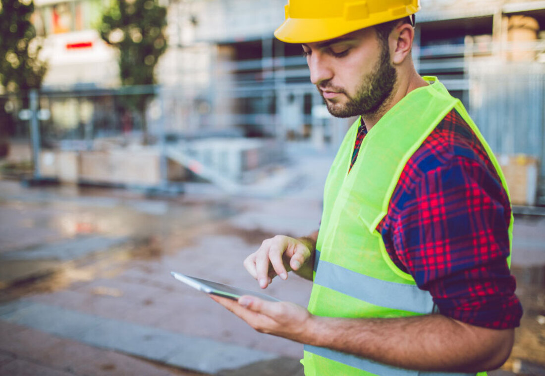 homme avec tablette sur site chantier