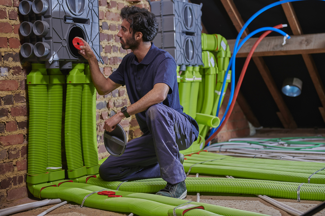 Man doet restrictiering in ventilatiebox