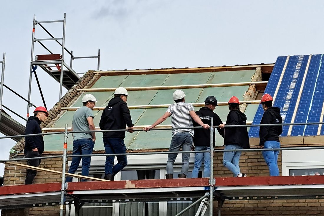 Medewerkers het dak op