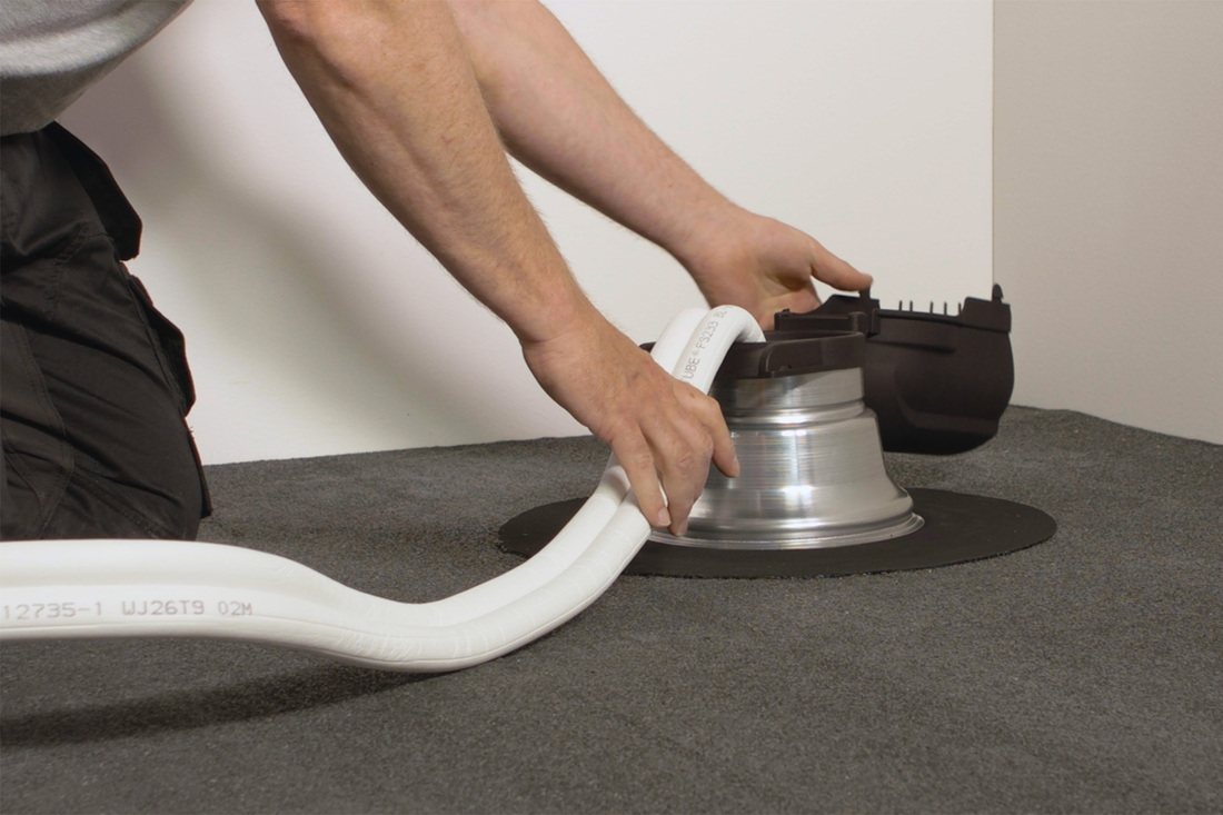Kabel- en leidingdoorvoer met draaibare scharnierkap