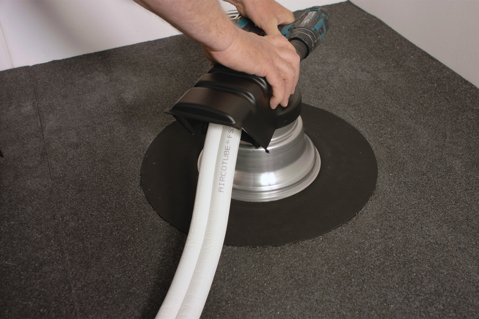 Met de nieuwe kabel- en leidingdoorvoer maakt de installateur nu zelf het dak waterdicht