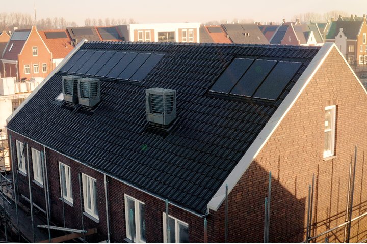 projectfoto van een dak waar drie Decorio warmtepompbehuizingen op staan