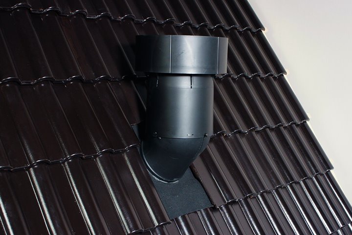 Een geplaatste Ventus ventilatie dakdoorvoer op een dak