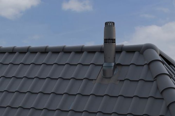 Dak met een Rolux rookgasafvoer dakdoorvoer erop gemonteerd