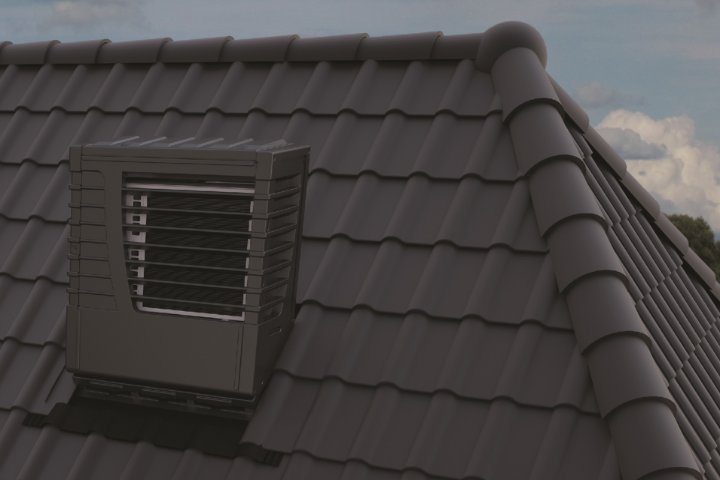 Een Decorio warmtepompbehuizing op een schuin dak